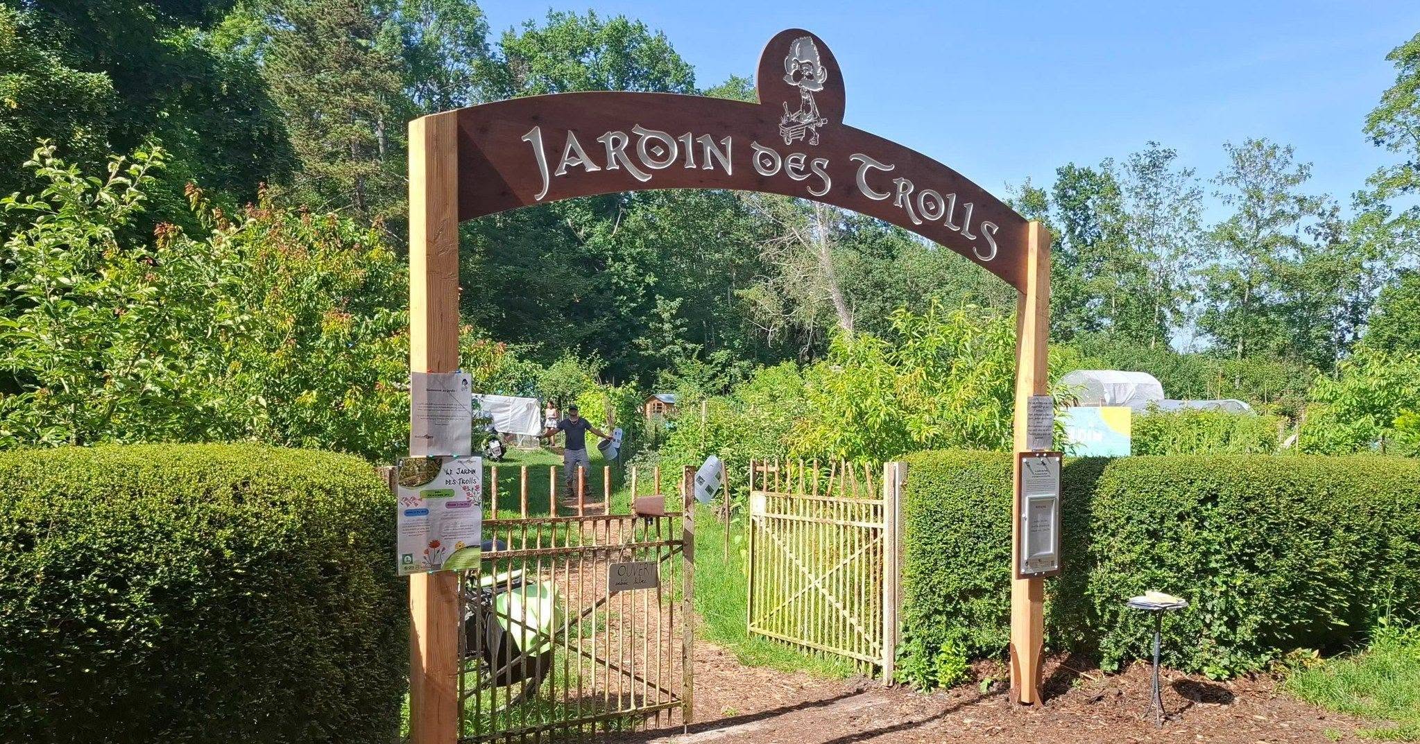L’entrée du Jardin des Trolls et son arche en bois